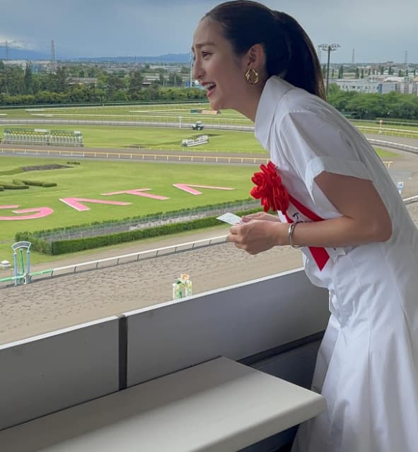 堀田茜が衣装を紹介。競馬での緊迫した激しい横顔ショットも公開！