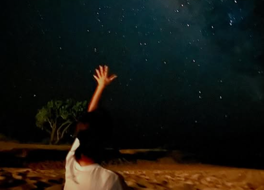 モロカイの星空に願いを──田中律子、手を伸ばす神秘的なひと瞬間