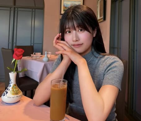 ちとせよしのがランチ風景を投稿。ニットワンピ姿にファン悶絶