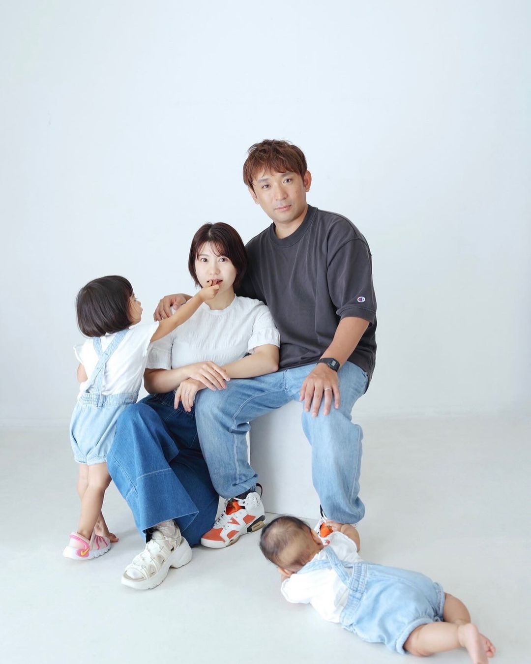 アルピー酒井が妻&娘たちとの自由な家族写真を披露で話題！「最高のご家族ですね」