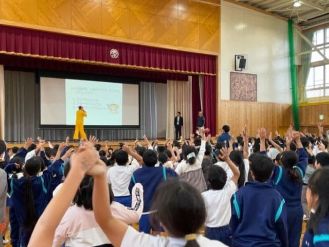 小島よしおが小学校で出前授業「超嬉ピーヤです」
