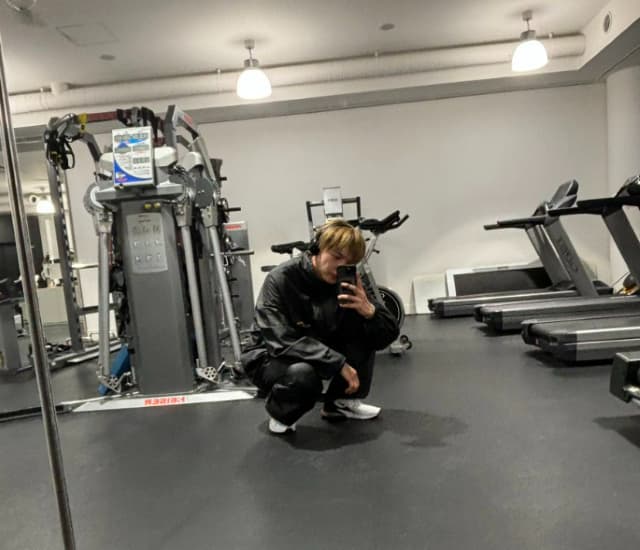 佐藤大樹、室内トレの自撮りをアップ！記録的ゲリラ豪雨でファンへ注意喚起も