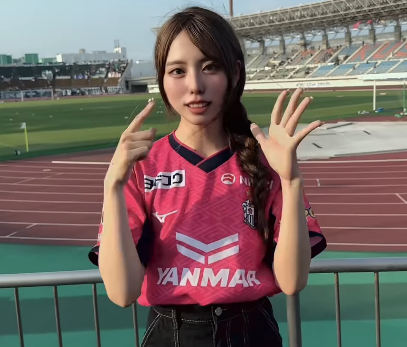 「ピンクのユニかわいい」サッカー美女子、Jリーグ2025応援ソングのキュートダンスを披露！ファン釘付けに