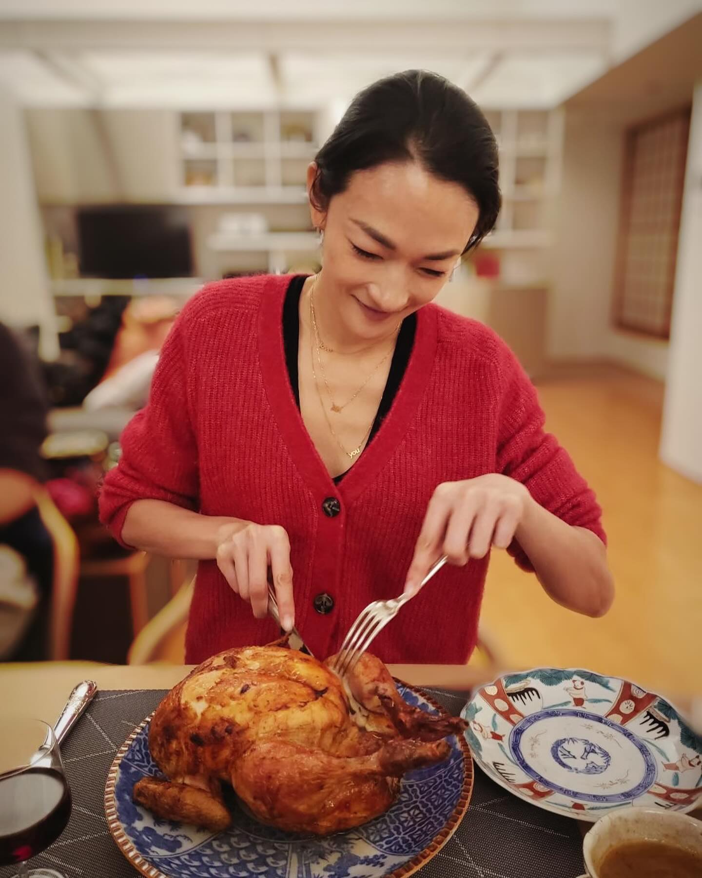 冨永愛チキンを頬張る様子がまるで絵画！？