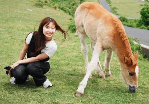 「めちゃくちゃ笑った」美女トレーニー、馬と戯れる”誉れシーン”を公開！衝撃ショットにファンほっこり