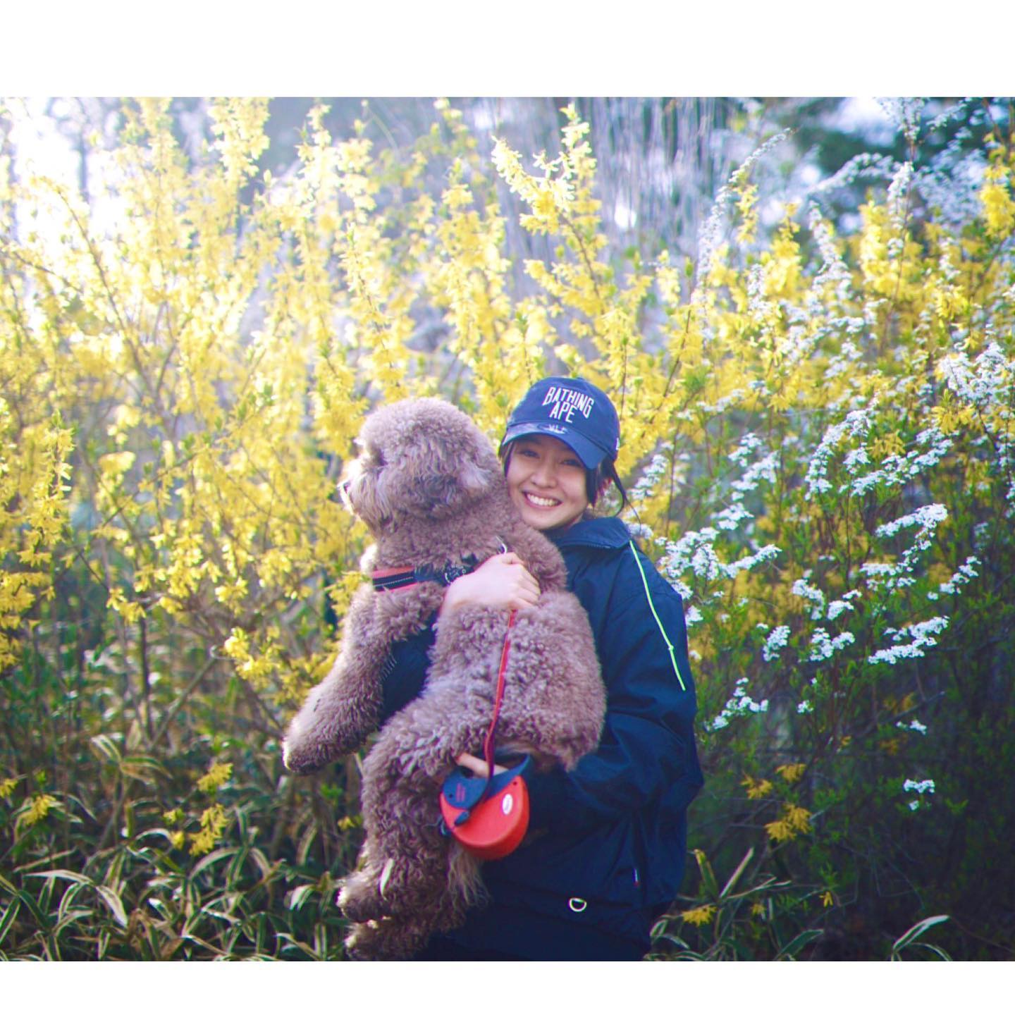 Kōki，愛犬を抱き上げる姿が美しすぎると話題に⁉️「自然はやっぱり癒されます💗🌱」