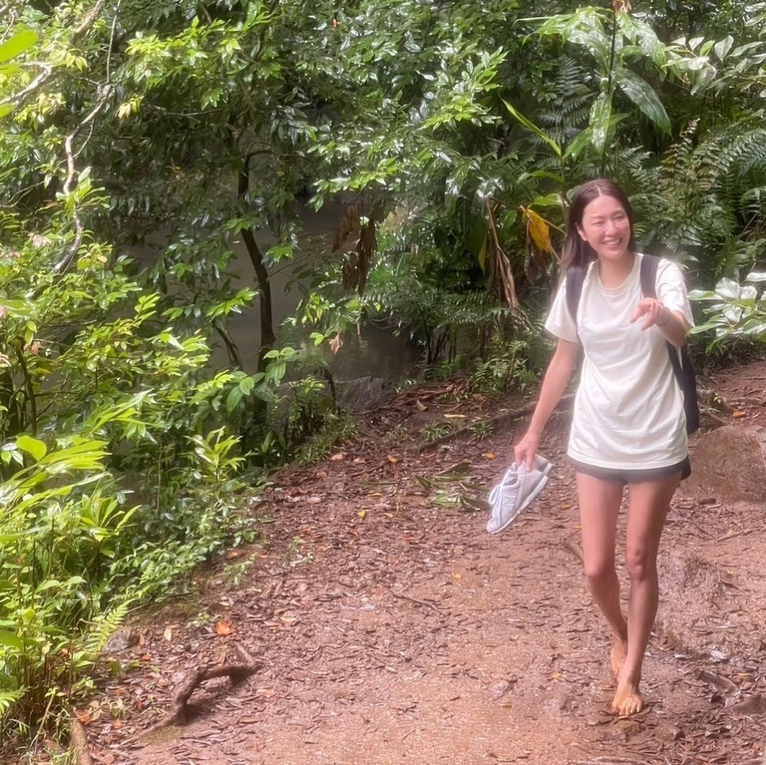 あの人気女優が”美脚全開”でハイキングへ！裸足でワイルドな一面も...