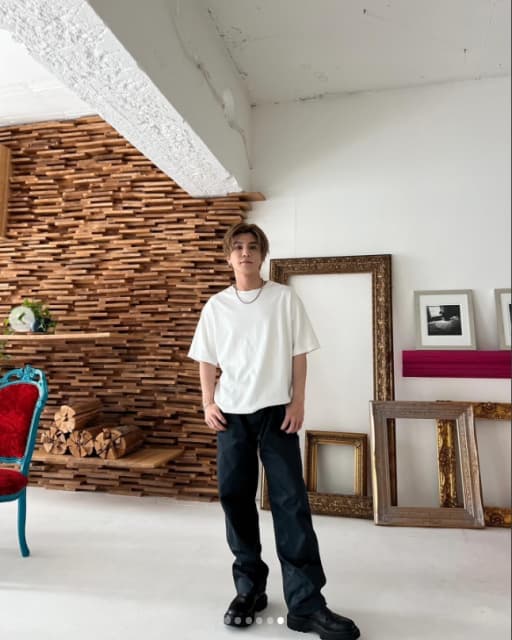 「かっこいい！」岩田剛典、無造作おしゃれ空間でスタイリッシュな姿公開！