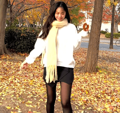 「タイツ、200円だから爆買いしたの」あの人気レースクイーン、”落ち葉も舞い上がる”限界美脚ムービーを披露！ファン拍手喝采