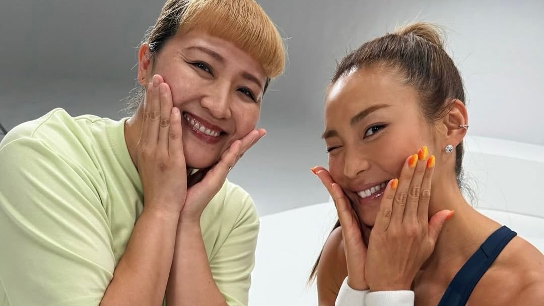 「お仕事忘れてずっと爆笑」フィットネストレーナー・AYA、元なでしこジャパン・〇〇と小顔ポーズ笑顔2ショットをパシャリ！