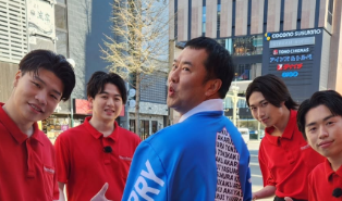 とにかく明るい安村、札幌で“攻めすぎ”オリジナルガウン披露「海外もこれで行きます！」