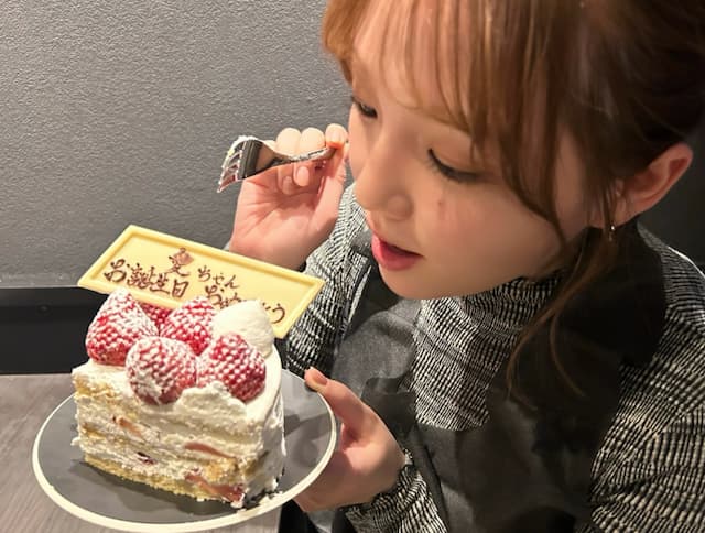 「一足先に お祝いしてもらいました」篠崎愛、“美味し過ぎたケーキ”とのツーショットを公開！