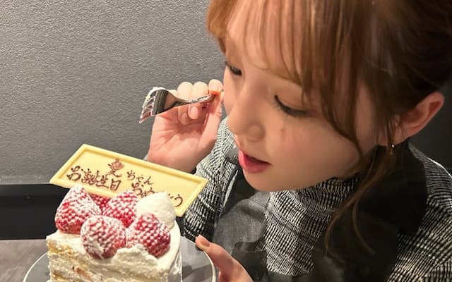 「一足先に お祝いしてもらいました」篠崎愛、“美味し過ぎたケーキ”とのツーショットを公開！