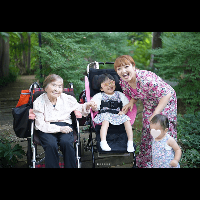 柳原可奈子が義母から譲り受けたワンピース着用で記念ショット！家族愛に感激の声が集まる