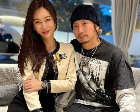 元EXILE・黒木啓司が美人妻との”密着