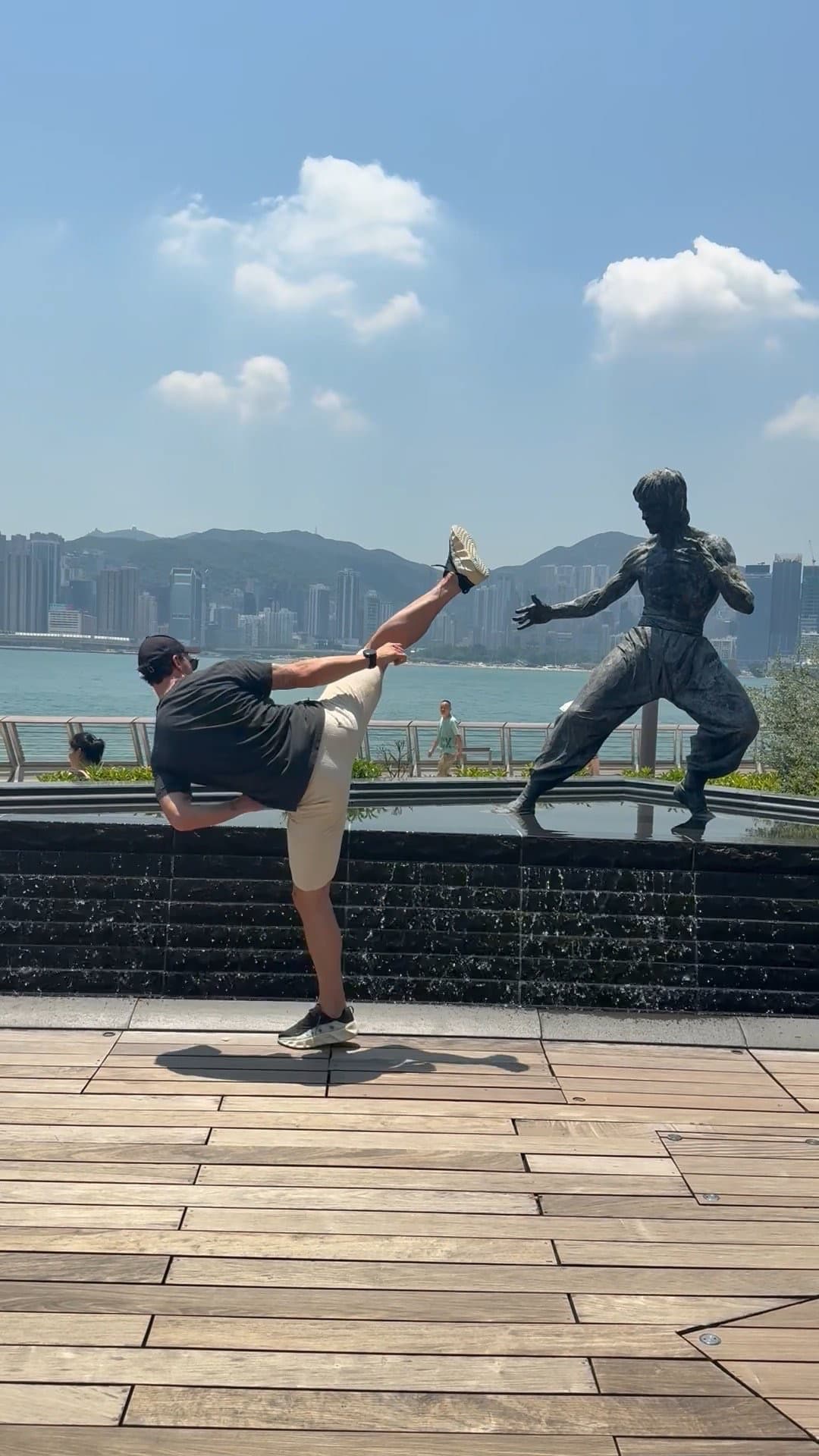 “まるで映画のワンシーン” イブラヒモビッチ、ブルース・リー像との“対決”ショットが話題に