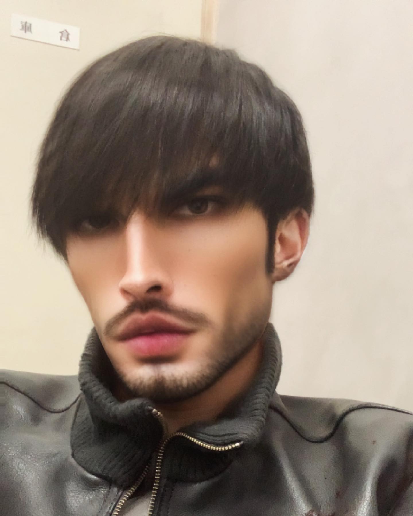 SixTONES・ジェシーが海外版『新空港占拠』ビジュアルを公開⁉︎「運気上がりそう」