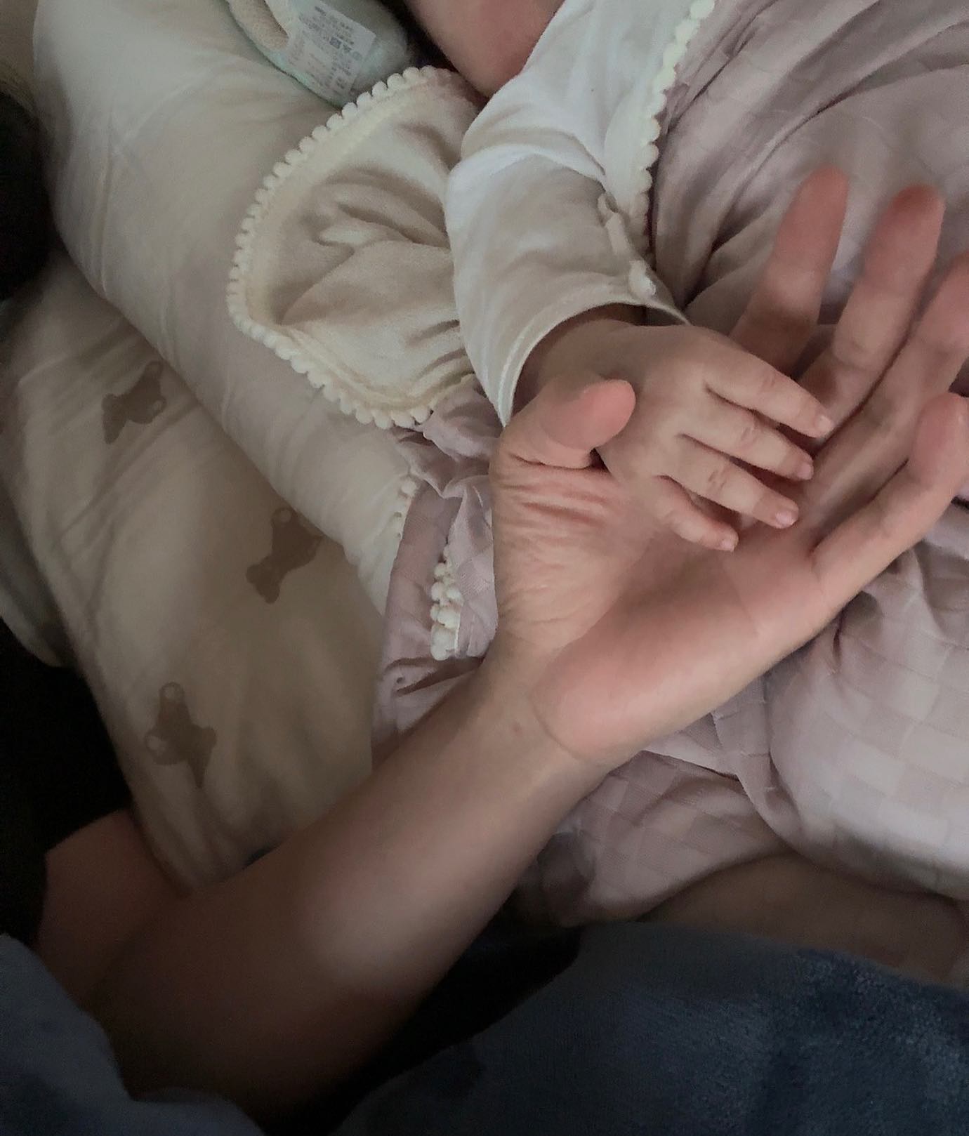 丸山桂里奈　娘と手を寄せ合う姿公開✨ファンほっこり