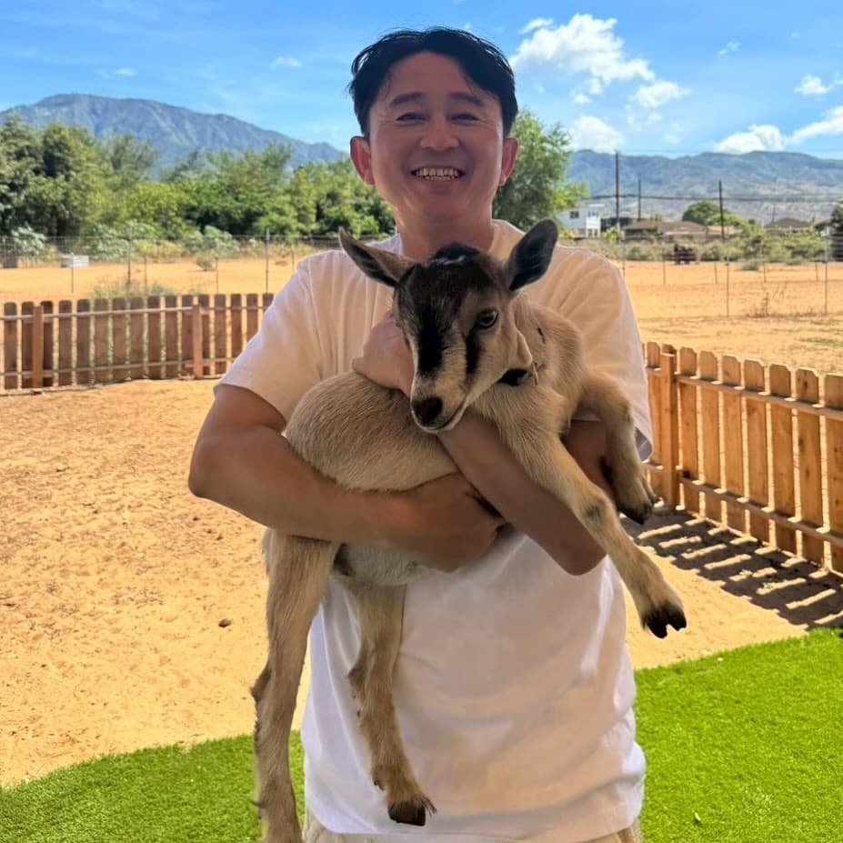 「家族旅行ですか?」笑顔ダダ漏れの有吉弘行、“幸せオーラ全開ショット”が破壊力抜群‼