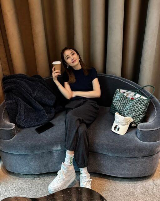 極上カシミア×韓国土産。矢田亜希子のリラックスコーデが最高すぎる！