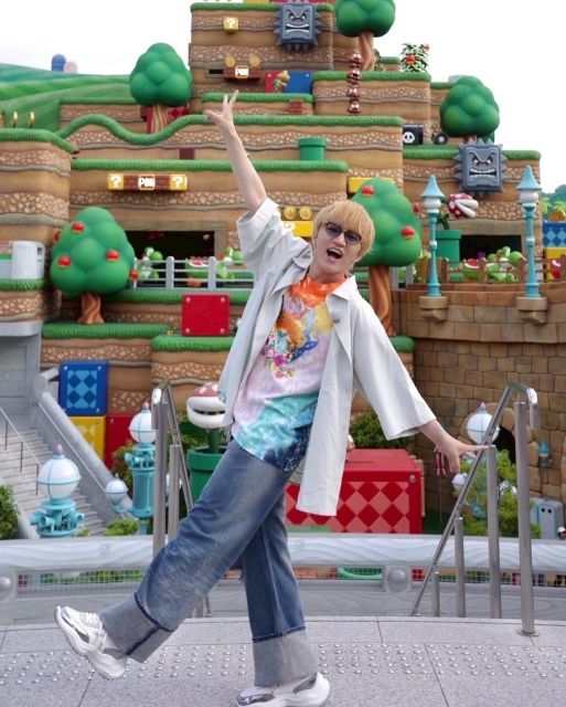 「絶対にまた行くぞーっ！」WEST.・神山智洋 USJに激ハマり！笑顔が眩しい最新ショットを披露！