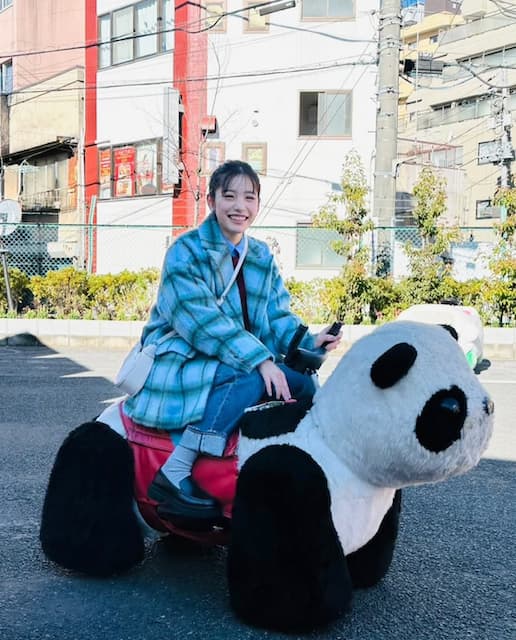 自家用車は“パンダ”！？當真あみ、花やしきでのオフショット公開にファンからコメント続々