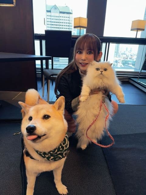 「しば犬かわゆす」中川翔子、イベントでわんにゃんと一緒のデレデレショットを公開！