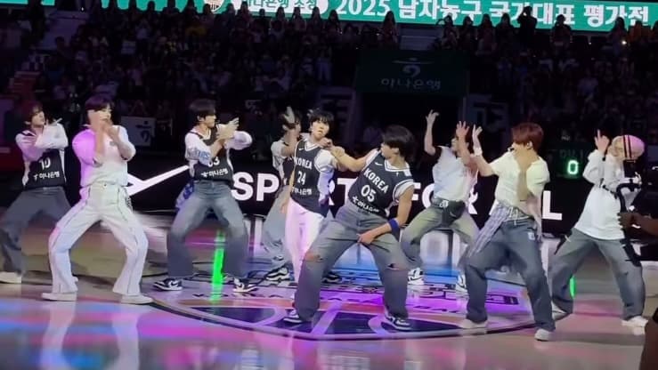 ZB1、バスケのハーフタイムショーに出現！