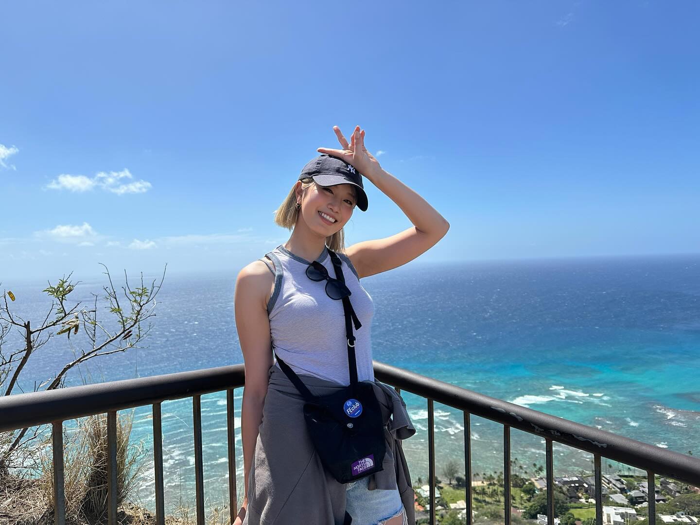 「ハワイの青空が似合いすぎる」稲村亜美がハワイへ！ダイヤモンドヘッドを堪能