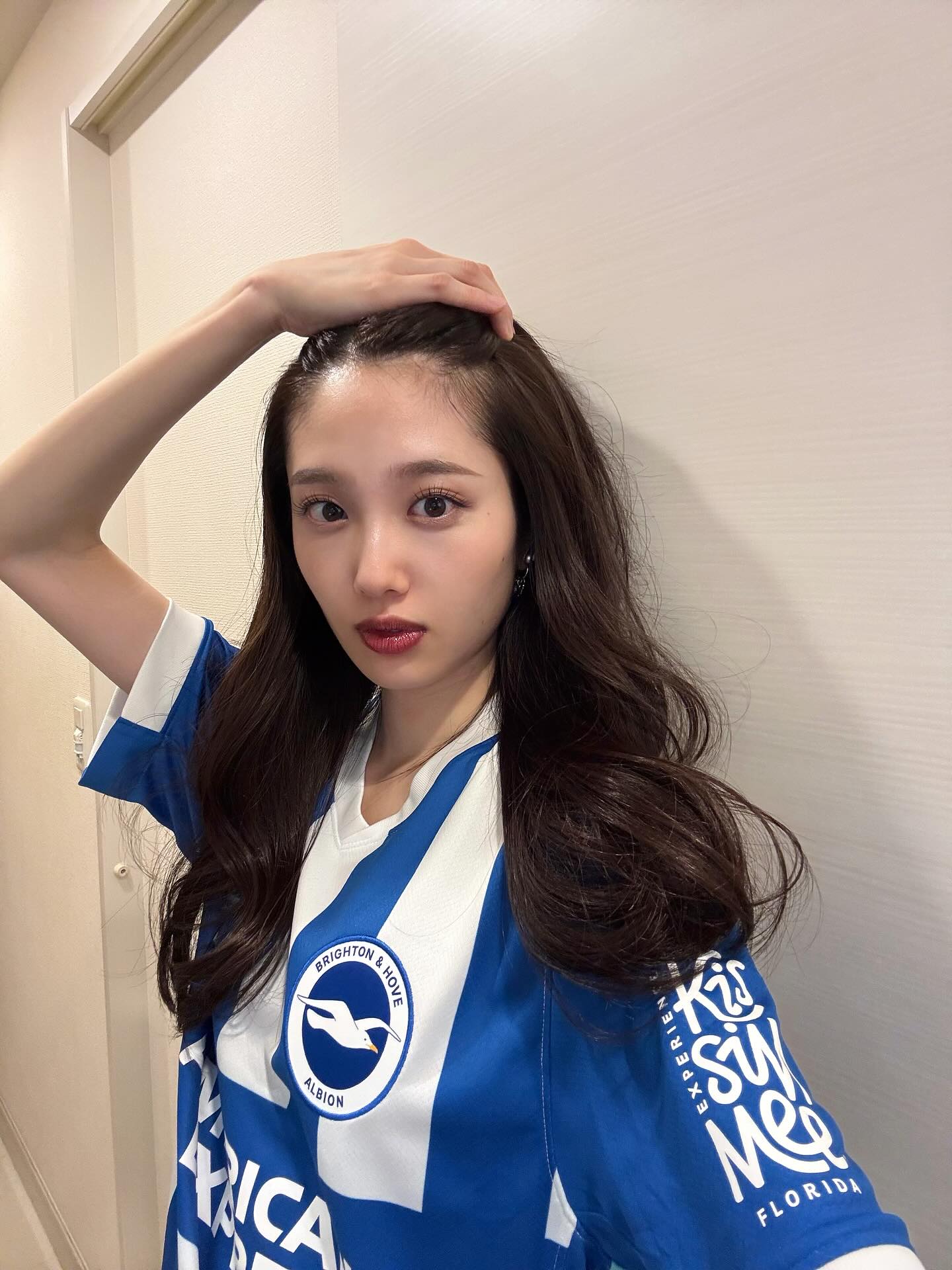 藤江萌がブライトン戦を観戦 ユニ姿に反響