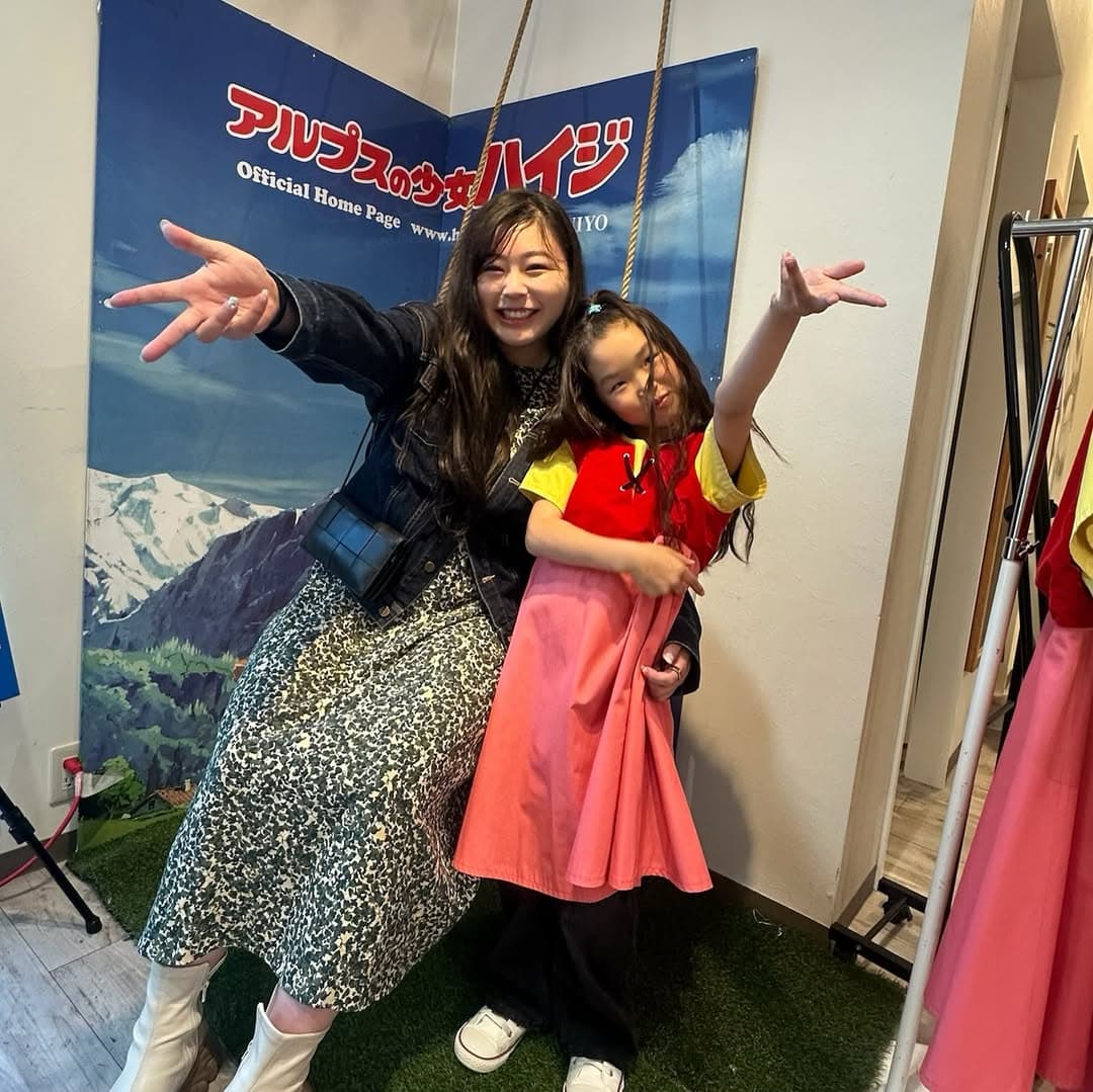 植草歩、ハイジのオフィシャルショップを満喫　“ツーショットが可愛すぎる”と話題に