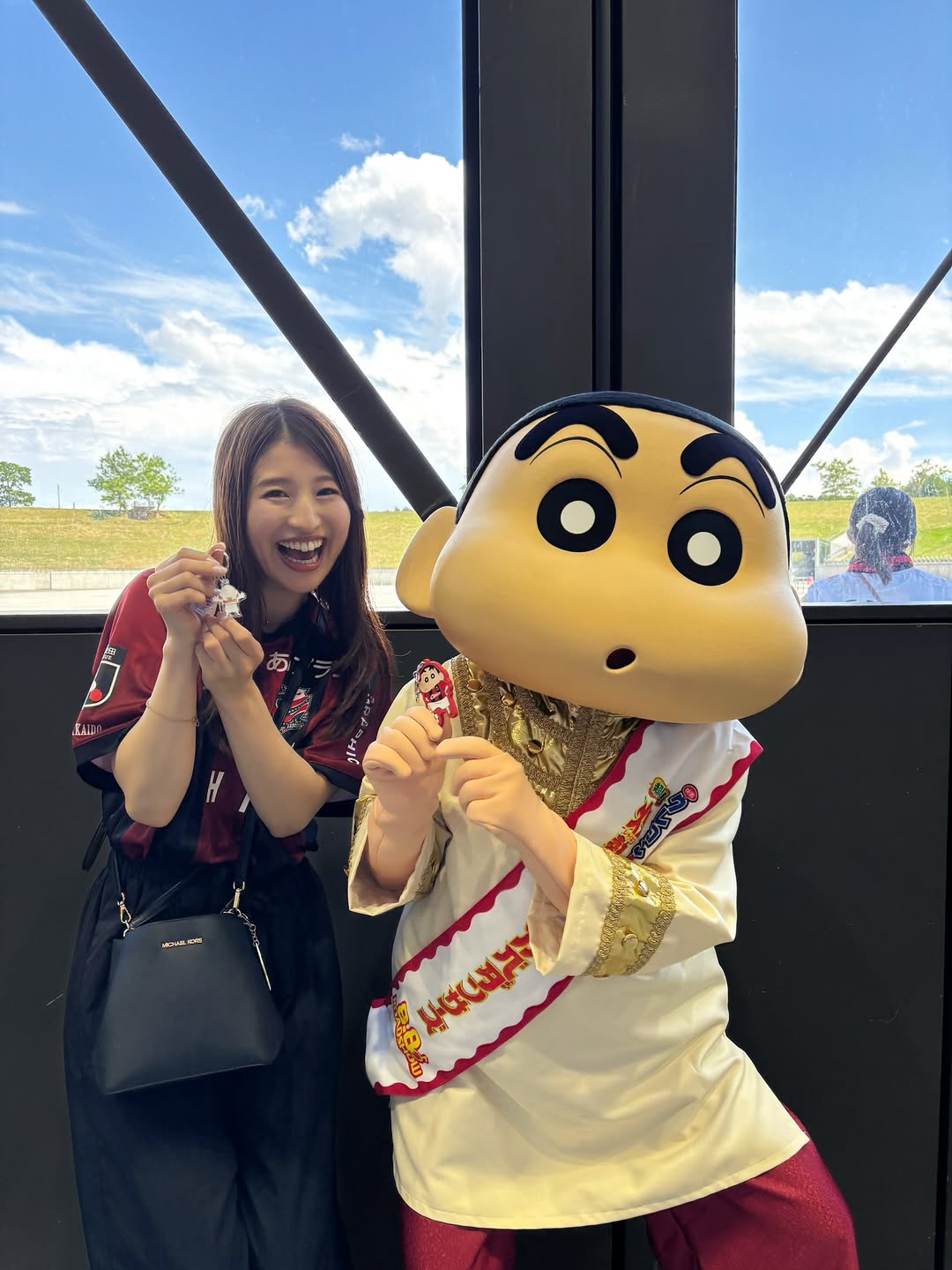 勇崎香奈がサッカー観戦　あの人気キャラとの2ショットも