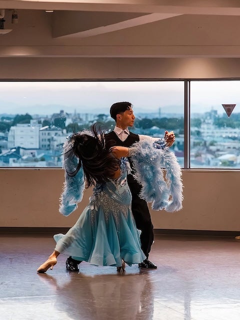 浅田舞、社交ダンスの美しい瞬間を披露！