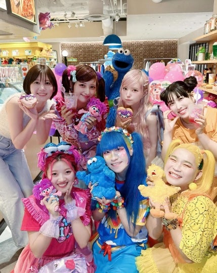 「 仲間達も初対面！」あのモデルが話題のカフェに！