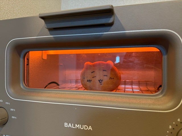 「気持ちよさそう」山本彩が〇〇で焼かれる『ちいかわ』パンの写真を投稿「サウナ入ってるみたい」と話題に