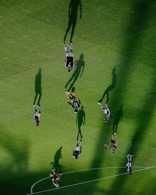 サッカープレミアリーグ、12月の寒さを切り取った試合写真が話題！