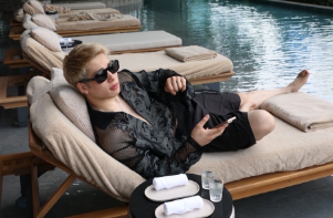 「“タイの自宅”でリラックス全開」三浦孝太、バンコクから私生活を公開し世界のファンを魅了