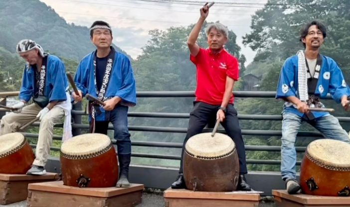 感動！片山右京、400年続く南牧村「火とぼし」の熱気に浸る