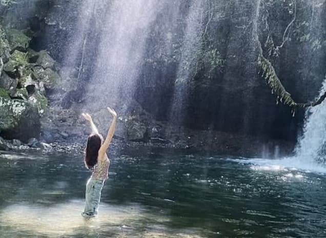 中条あやみ　フォトエッセイ撮影でのオフショット公開！！「熊本の絶景シリーズ」