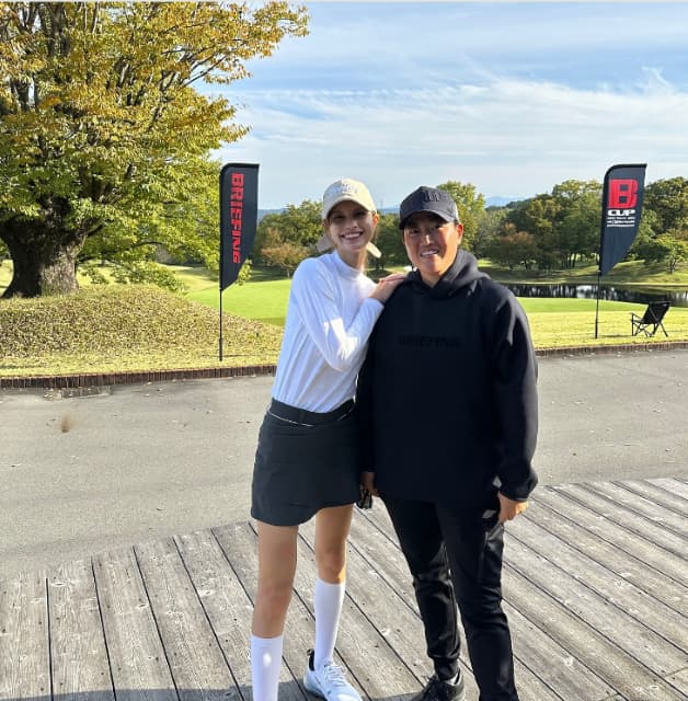 モデルのマギーが同級生と17年ぶりの感動の再会！