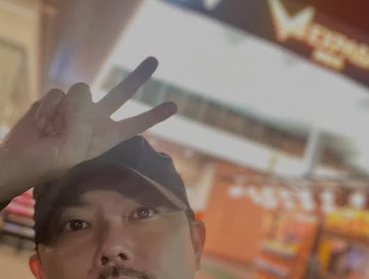 「幸せな今井」俳優・今井翼 ドライブ後のサービスエリアで幸せピースを披露！