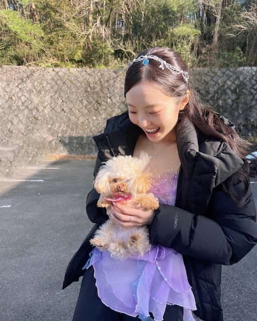 「マーブルちゃんもマーリンちゃんも 激カワです🙋‍♀️」本田真凜が愛犬との2ショットを披露🔥