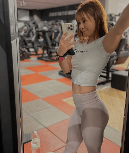 「可愛いマッチョのお姉様」話題の筋トレ美女子、白のキュートなウェア姿を公開しファン熱視線！「ナイス！ボディーライン」