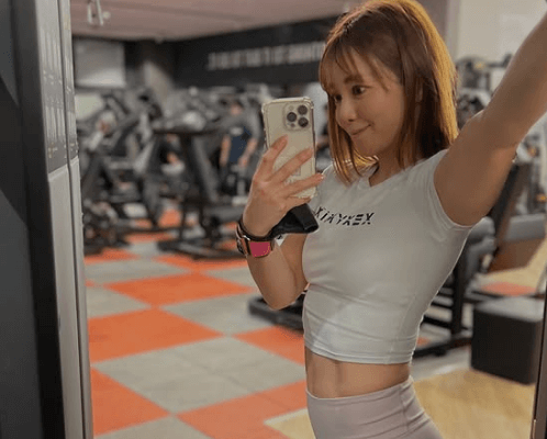 「可愛いマッチョのお姉様」話題の筋トレ美女子、白のキュートなウェア姿を公開しファン熱視線！「ナイス！ボディーライン」