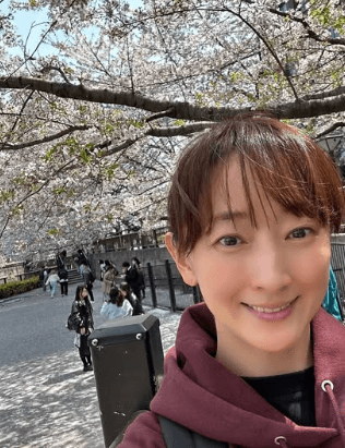 「笑顔も素敵！」花總まり、ギリギリセーフの桜ショットを公開！