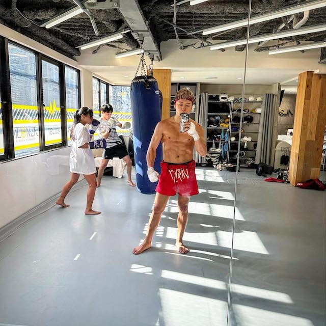 武尊が少年少女にコーチング！連日の猛暑に注意を呼びかける