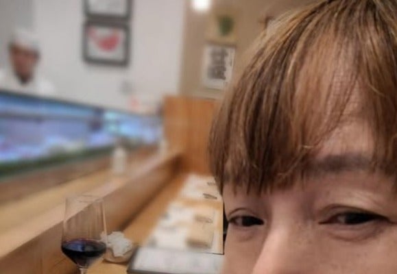 桃井かおりが久しぶりの外食で寿司を楽しむ！