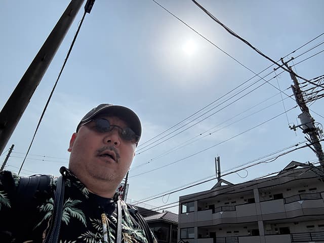 漫画家・村田らむ「夏じゃんか」まだ4月手前とは思えない日差しの強さにボヤキの自撮りを公開