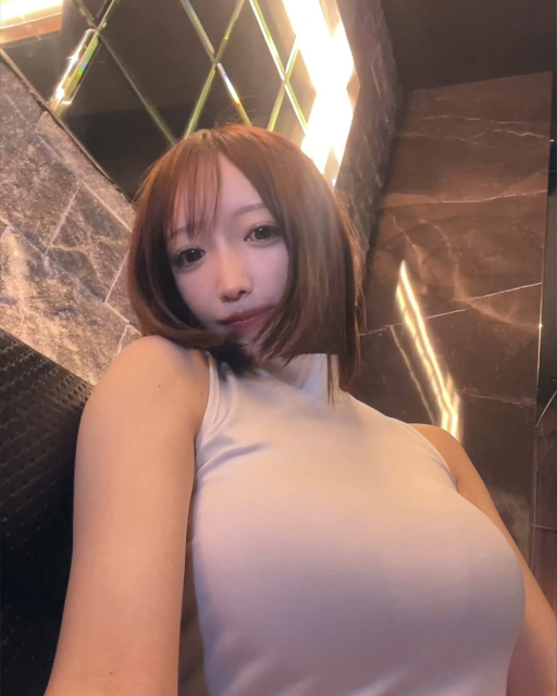 グラマラスボディを下から見上げる⁉あの美人グラドルの「膝枕しますか？」アングルショットにファン悶絶！