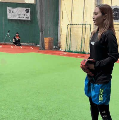 「投げる前に息を吐く…」ベテランの野球美女子、久々のピッチングを披露！ミットに突き刺さる豪快な炸裂音に反響続出「あの、一緒に野球しませんか？」